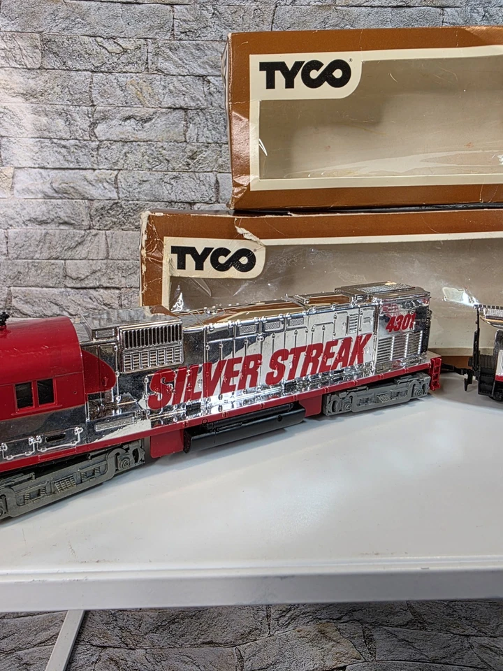VTG TYCO Silver Streak 4301 Locomotive & Caboose Set HO Scale 327-60 Open Box - Image 3 of 4