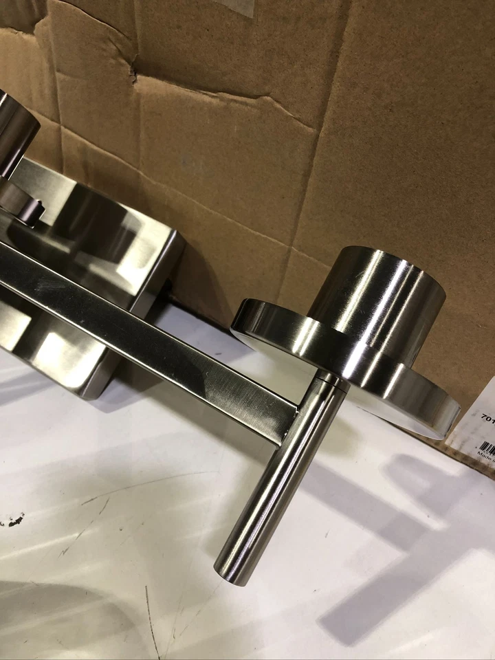 Luz de tocador de peltre de 3 luces Golden Lighting Winslett vidrio acanalado transparente Foto 4 de 4