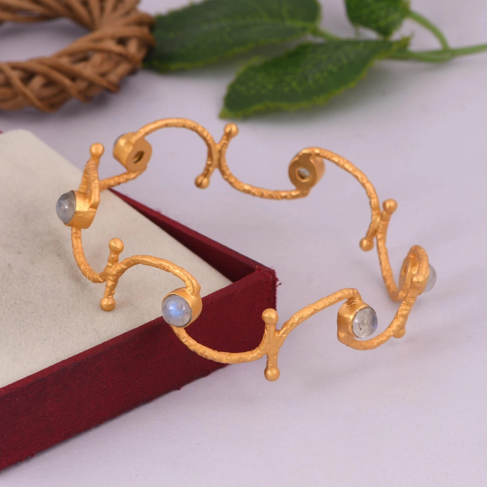 VALENTINO Bracciale Spirale Texture Placcato Oro Multi Arcobaleno Pietra di Luna Bracciale Fantasia Gioielli