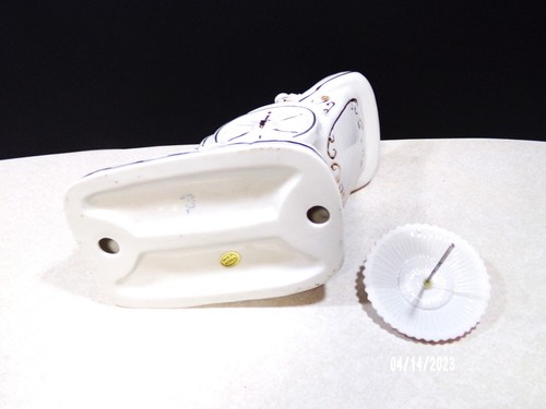 VINTAGE WHITE PORCELAIN WOMEN IN RICKSHAW &UMBRELLA GOLD DETAILS FIGURE KOREA - Picture 9 of 9