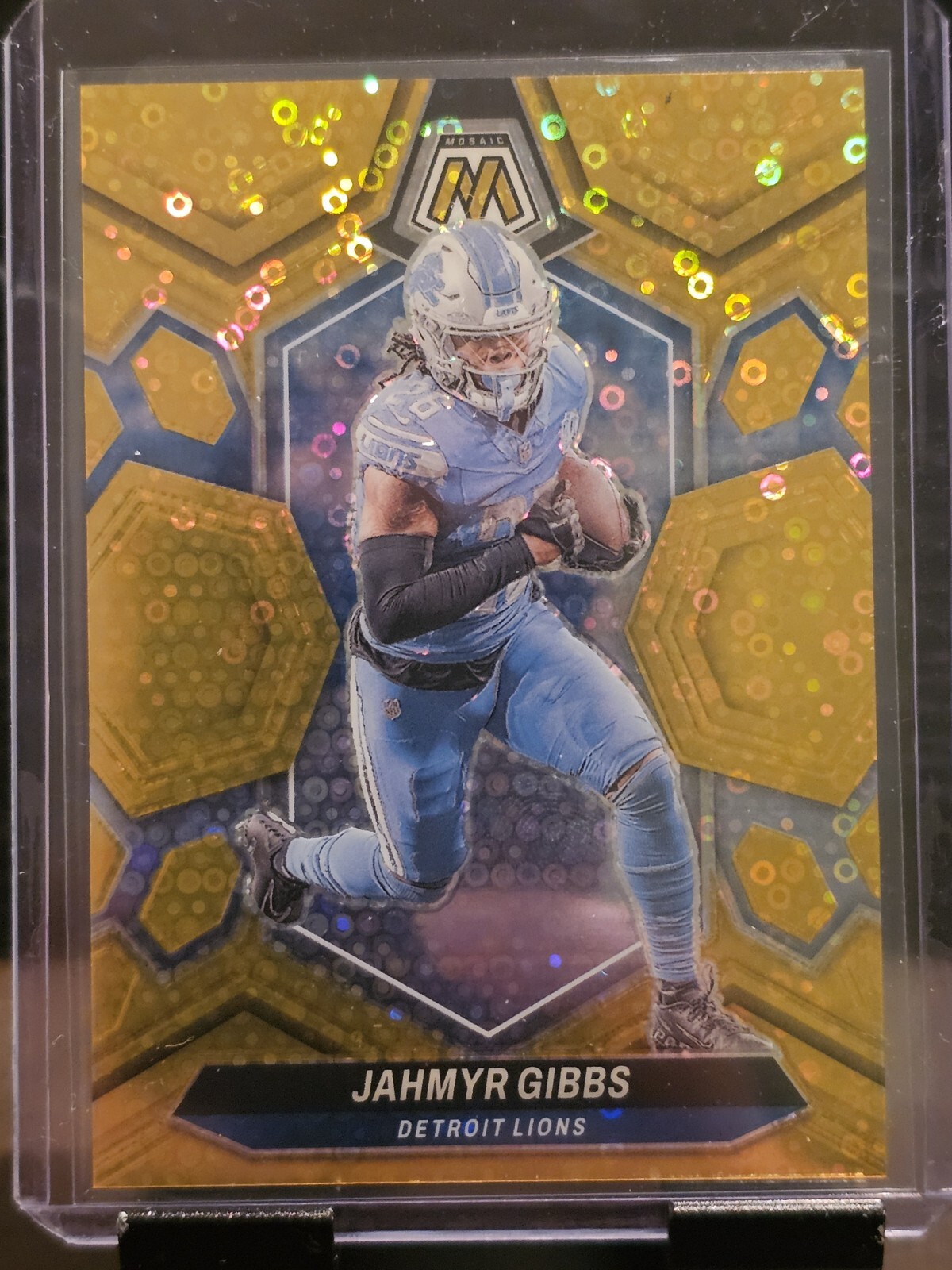 2024 Panini Mosaic Jahmyr Gibbs #73 No Huddle Gold Mosaic /10 Detroit Lions