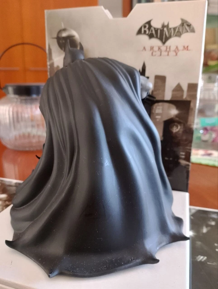 Statua di Batman 12cm – Confezione Originale Usata, Ottime Condizioni - Immagine 2 di 4