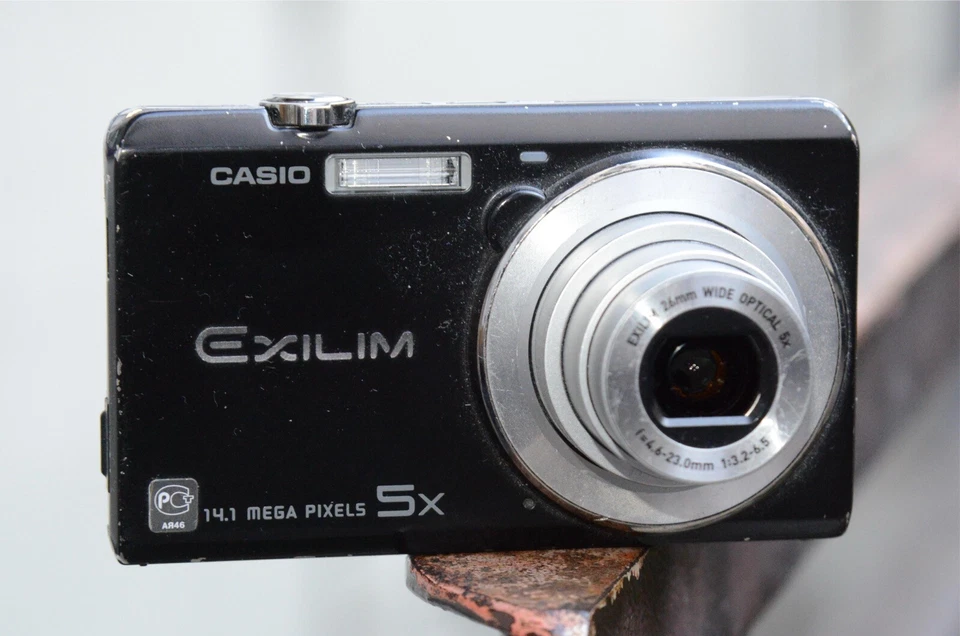 CASIO EXILIM EX-ZS15 Digitalkamera 14,1MP 5x Zoom schwarz Digicam Bridge 
