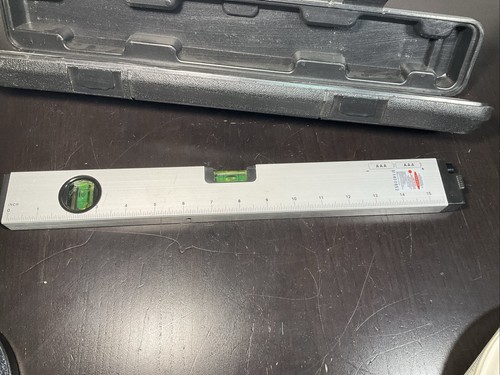 Sean & Stephen Corporation Aluminum Level with Laser Pointer and Hard Case - Picture 2 of 16
