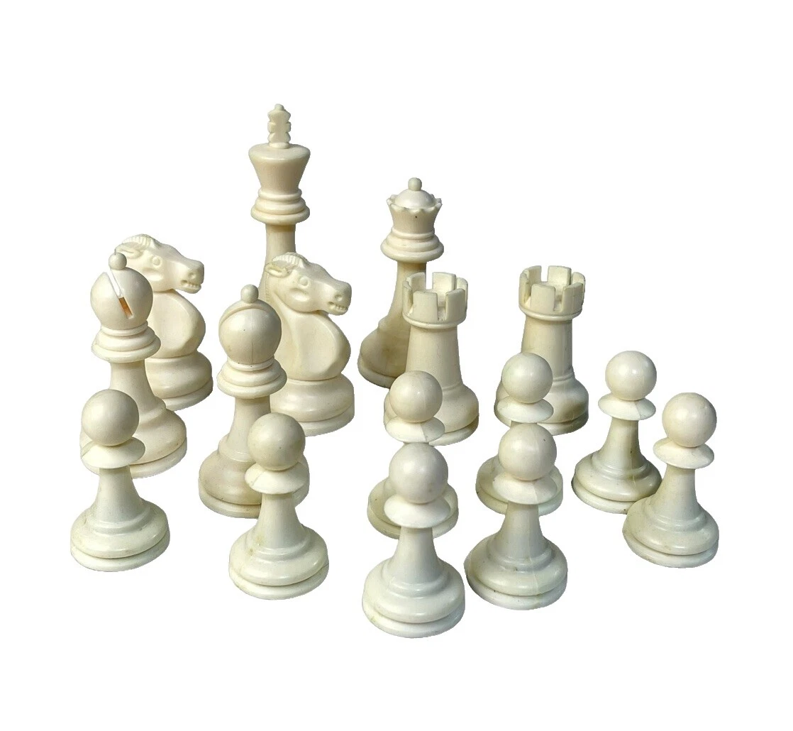 Белые пластиковые винтажные шахматы