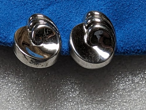 Vintage Screw Back Earrings - Picture 1 of 2
