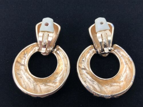 Vintage CINER Heavy Large Black And Gold Zebra Door Knocker Clip On Earrings - Picture 3 of 15