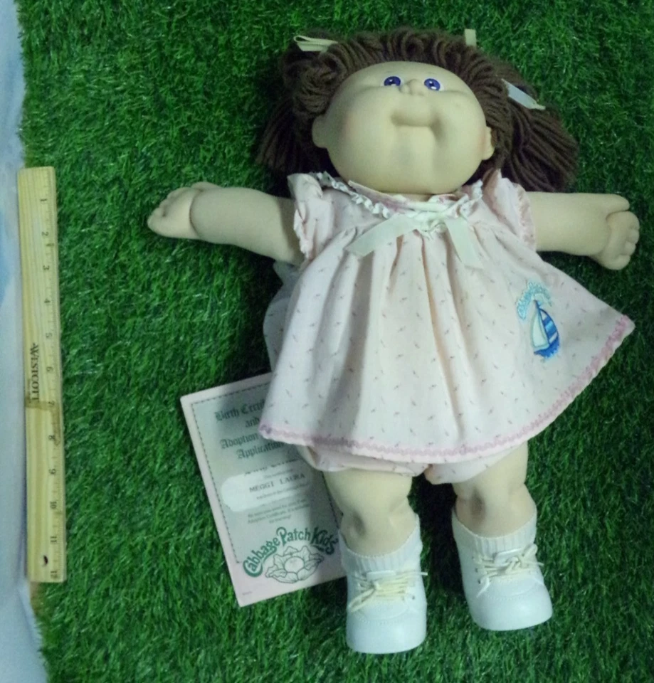 CABBAGE PATCH KID DOLL COLECO ojo púrpura NIÑA COMPLETA con certificado raro vestido velero Foto 2 de 4