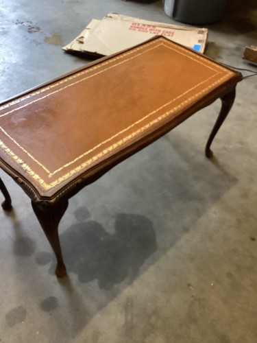 STUNNING VINTAGE BROWN LEATHER TOP COFFE TABLE WITH QUEEN ANNE LEGS Needs TLC - Picture 4 of 15