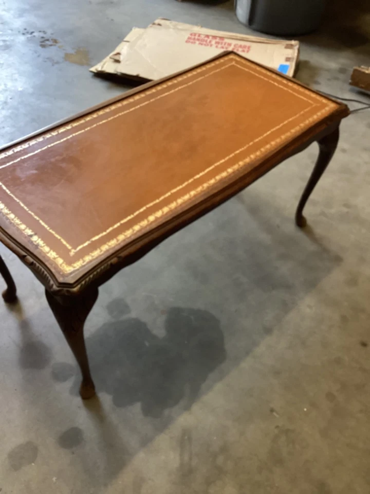 ПОТРЯСАЮЩИЙ ВИНТАЖНЫЙ КОРИЧНЕВЫЙ КОЖАНЫЙ ВЕРХНИЙ ЖУРНАЛЬНЫЙ СТОЛИК С НОЖКАМИ QUEEN ANNE Needs TLC - Изображение 4 из 4