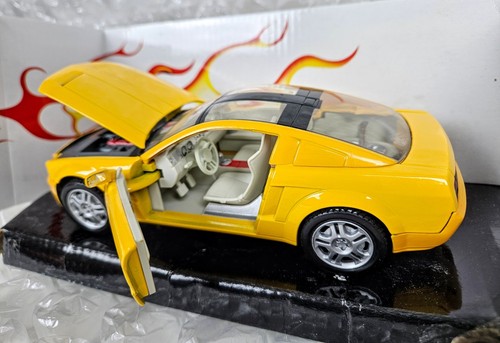American Graffiti 1:24 2004 Mustang Concept Yellow Hard Top T Tops RARE MOTORMAX - Picture 4 of 9