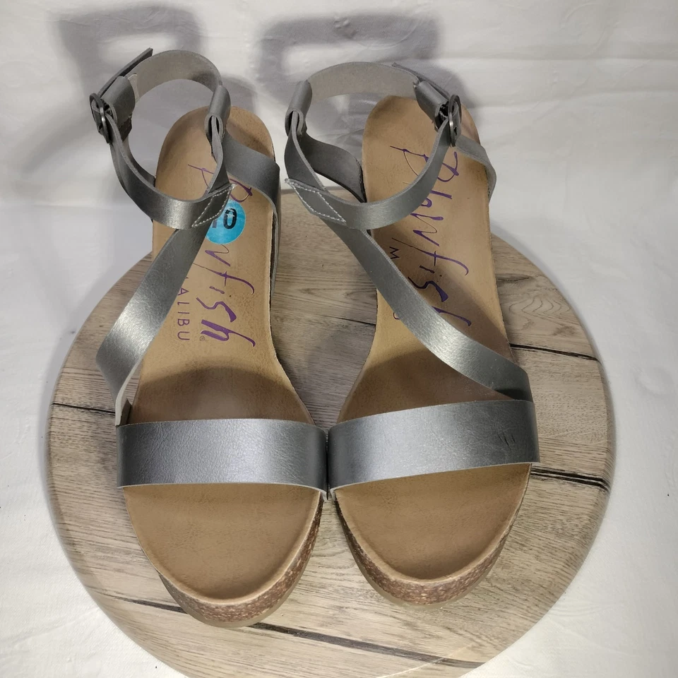 Sandalias Blowfish Malibu cuña talla 10 plateadas con tiras hebilla 3" Foto 2 de 4