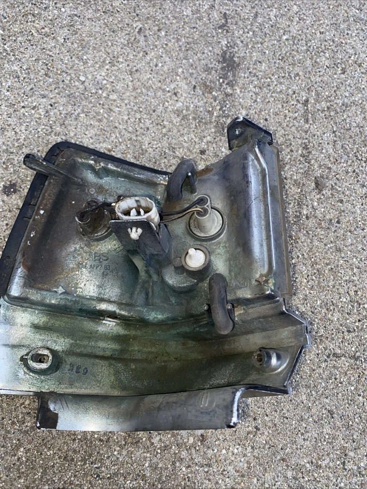 85-86 Toyota Cressida Left Front Parking Light - Clearance Marker Lamp - Image 4 of 4