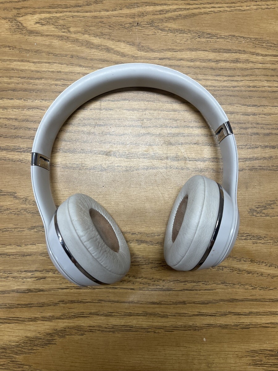 Beats Solo3 Wireless On-Ear Headphones - White Beats Solo3 Wireless On-Ear Headphones - White