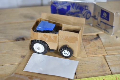 ERTL 1997 NATIONAL SHOW TOY FARMER NEW HOLLAND 8260 TRACTOR 1/43 BOX AND TAPED - Picture 4 of 8