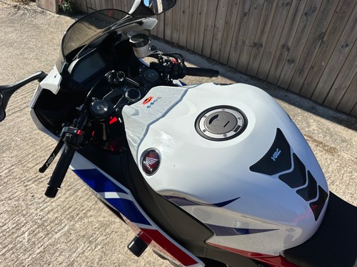 2014 HONDA CBR1000RR-E ONLY 6KMLS STUNNING EXAMPLE FDSH PART EX & DELIVERY POSS - Picture 21 of 23
