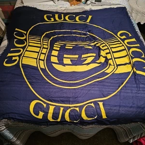 FOULARD GUCCI LOGO GG MOTIF MONOGRAMME bleu marine jaune CHÂLE ENVELOPPANT CARRÉ 55"