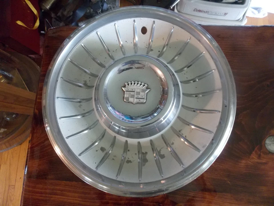 Calotas brancas Cadillac Eldorado Fleetwood Deville fabricante de equipamento original 1960’s, 1961 ou 1962 - Imagem 3 de 4