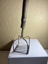Vtg 9.1/4   Wood  Wire Potato Masher Primitive Farmhouse Kitchen Utensil a60
