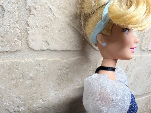 Muñeca clásica princesa Cenicienta Disney Store 11” brazos articulados muñeca Barbie - Imagen 7 de 13