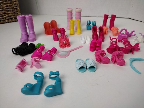 Lot Of Vintage And Modern Barbie Doll Shoes And Boots Plus A Cpl Accessories - Picture 6 of 6