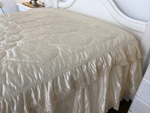 Vintage Retro Cream Satin Quilted Queen Bedspread Lace Frill Bird Peacock - Picture 8 of 20