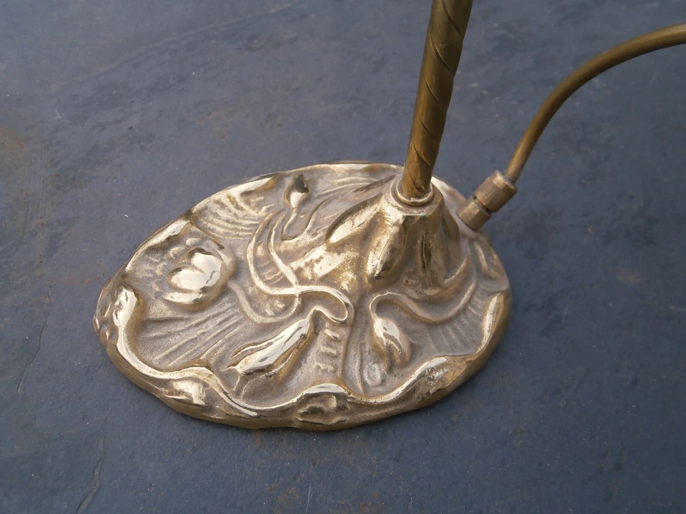ART NOUVEAU CAST BRASS LOTUS FLOWER DESIGN SWIRLED  GOOSENECK TABLE LIGHT LAMP - Image 2 of 4