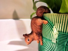 Red Squirrel Tail Hanging Plant Pot Hanger Ornament &ndash;Cute Resin Garden Pot Decor