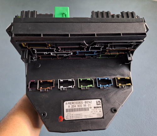08 MERCEDES W204 204 C CLASS FRONT ENGINE SAM FUSE BOX RELAY MODULE A2049009601