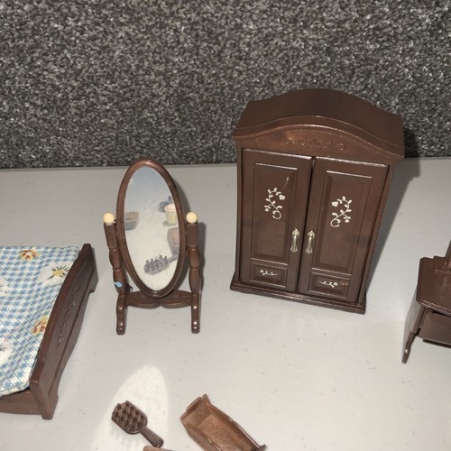 Sylvanian Families Master Bedroom Set Bed Wardrobe Furniture Desk Lamp - Picture 5 of 9