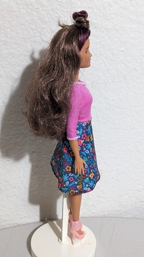 Muñeca Barbie Fashionistas en Vestido y Zapatos Pies Planos Millie Cara Esculpida - Imagen 3 de 6