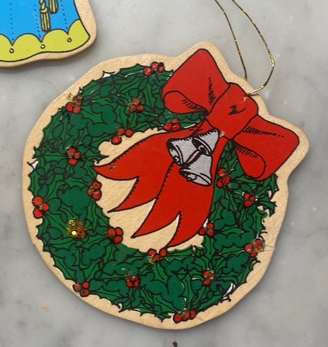 Wood Christmas Ornaments Set of 5 Painted Gold Thread Hangers 4” Excellent - Picture 5 of 7