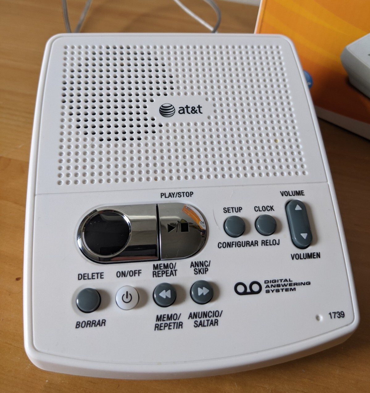 AT&T 1739 Digital Answering Machine System With Time/Day Stamp With Box