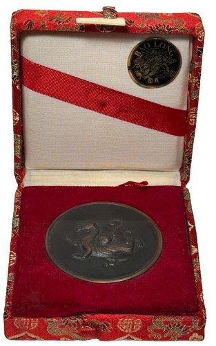 Chinesisches Souvenir Bronze Medaillon Münze Drache BAO LANG im satinierten roten Drachen Etui - Bild 3 von 13