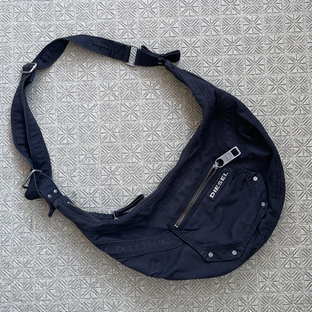 激安超特価 最大80%オフ  Diesel Men Y2K Archive Mikazuki Shoulder Bag Opium Luxury バッグ