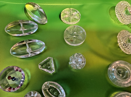 CLEAR GLASS BUTTON LOTOF 33 VINTAGE & ANTIQUE MISC SIZES AND PATTERNS - Picture 3 of 8