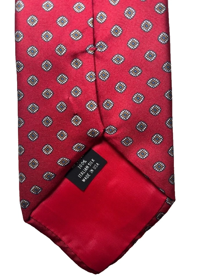 Medalhão geométrico Valentino Pietro 100% seda gravata vermelha feito nos EUA falhas nas costas - Imagem 2 de 4