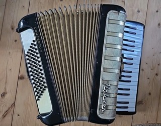 Black Hohner Concerto II / 72 basses strap and case 1960s