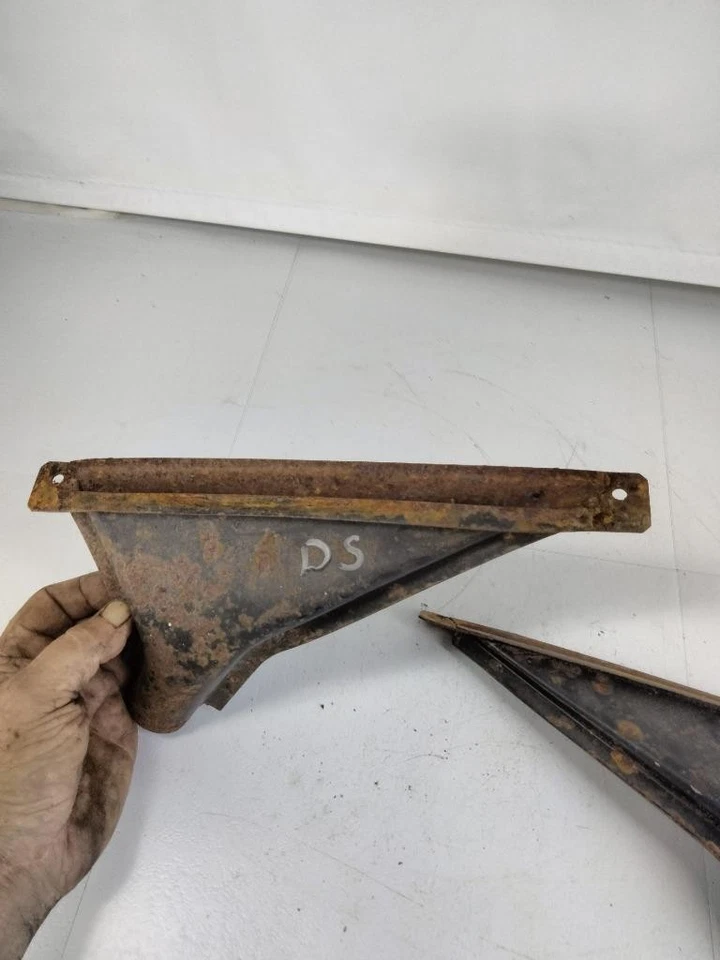 Par de boquillas de tablero de ventilación de descongelación MG MGB de 1975 a 1980 OEM Foto 3 de 4