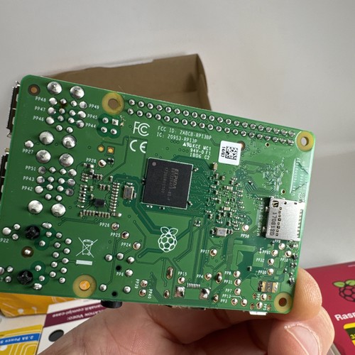 CanaKit Raspberry Pi 3 Model B+ Ultimate Starter Kit 32 GB EVO+ Premium Case NEW - Picture 8 of 9