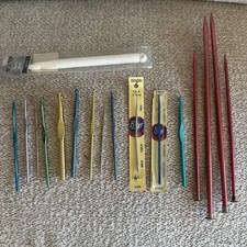 Lot of 17 Vintage Knitting  Crochet Needles Boye Sears Susan Bates Colorful