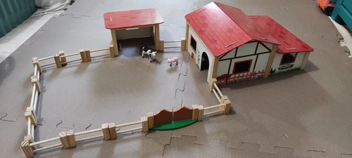 Bauernhof aus Holz mit Tieren