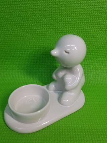 Mr. P - One Man Lonely - Teelicht Kerzenhalter aus weißer Keramik. von Propaganda