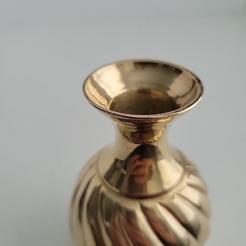 Vaso vintage ottone modello girevole fiore bocciolo boho vecchio denaro reggenza 4" - Foto 2 di 8