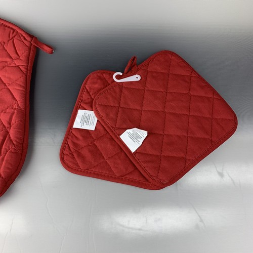 Set of Potholders and 1 Oven Mitts, Red Color New - Picture 4 of 6