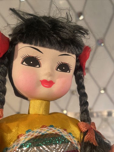VTG Beautiful Posable Asian (japanese?) doll 14” Collectible, Cat Slippers - Picture 8 of 8