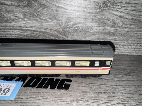 HORNBY R434 - BR Beige/Grey INTERCITY Mk3 OPEN COACH 42251 (8 Window) - Picture 7 of 9