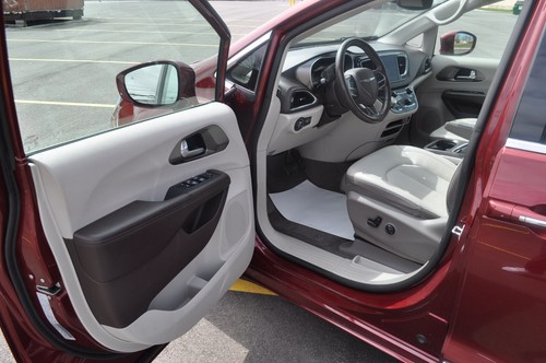 2018 Chrysler Pacifica TOURING L PLUS - Picture 13 of 30