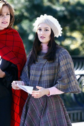 Blair Waldorf ZARA cape boutiques à carreaux marron ASO commérages fille scène de patinage sur glace taille S-M