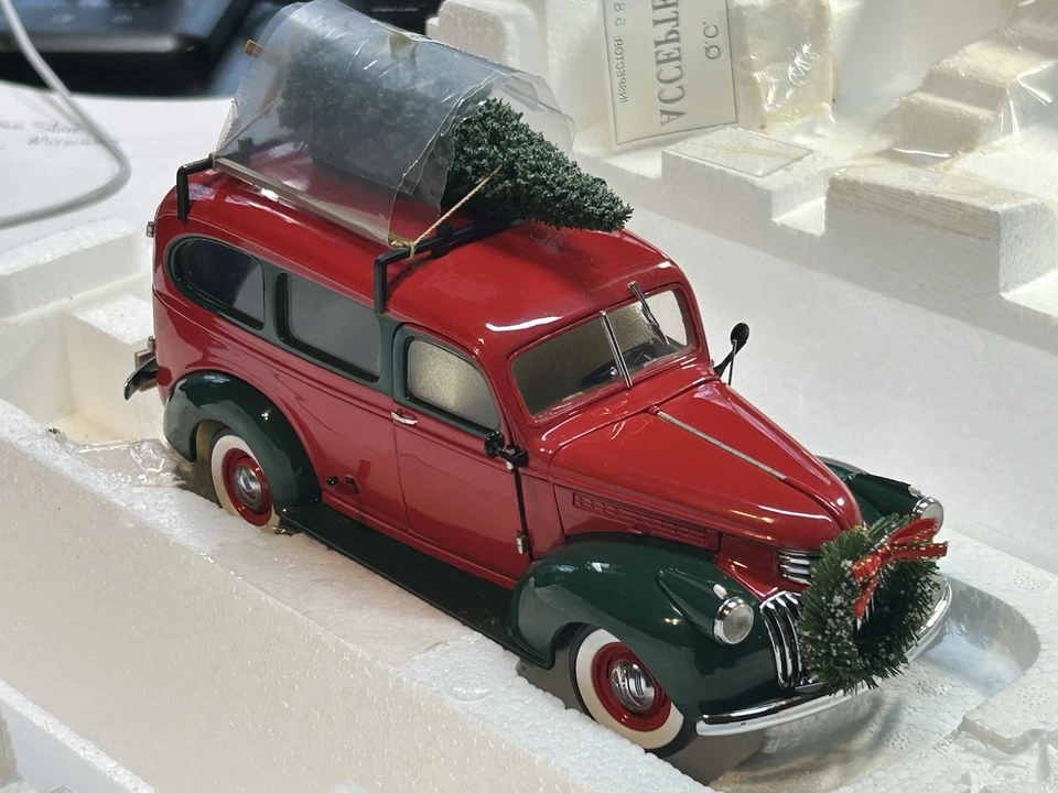 Franklin Mint 2001 Limited Christmas Truck 1946 Chevrolet Suburban 1:24 D.C. - Image 3 of 4